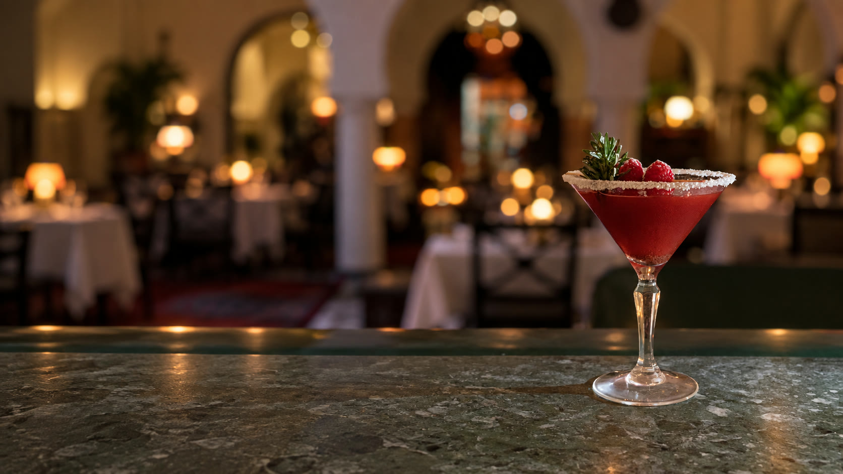 Un cocktail à la framboise sur le bar du Rick’s Café Casablanca