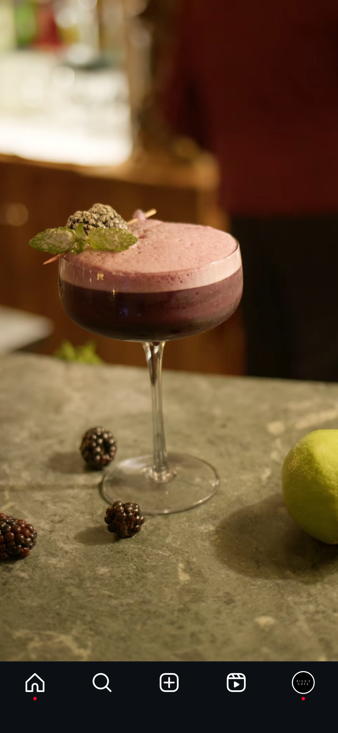Un cocktail aux fruits rouges et à la menthe servi au Rick’s Café Casablanca