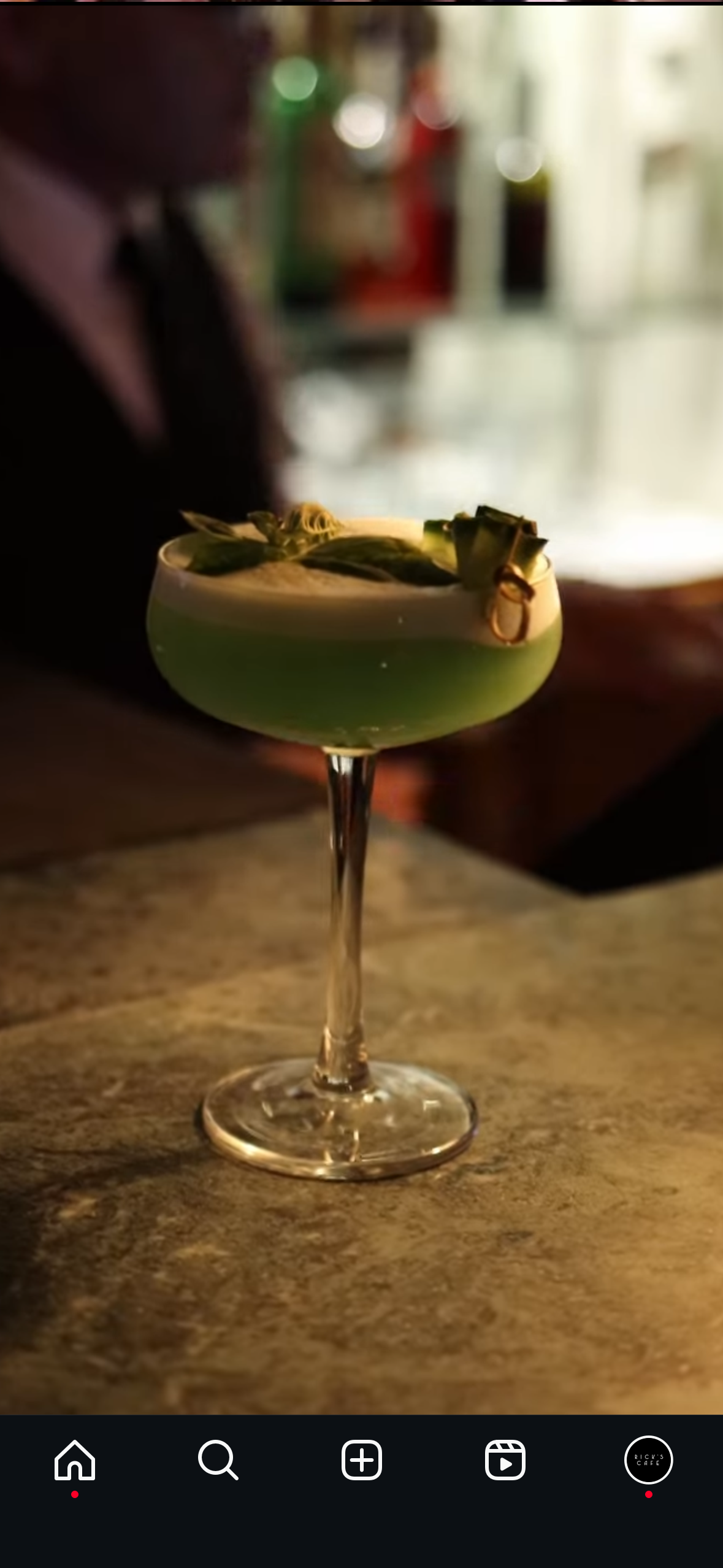 Un cocktail signature vert servi au Rick’s Café Casablanca