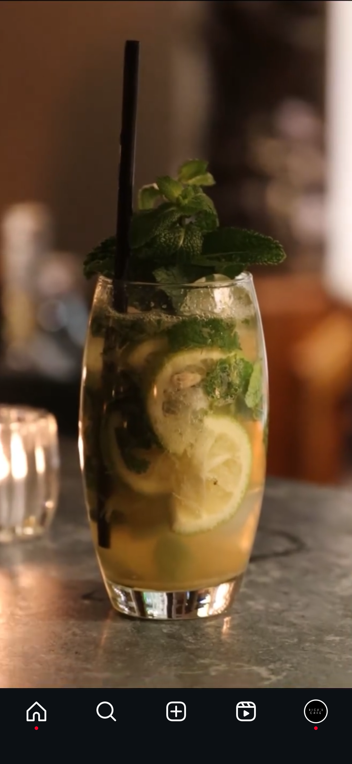 Un cocktail rouge rosé garni de pétales au Rick’s Café Casablanca